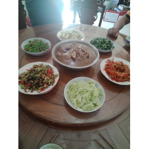 「中国食物营养保健大全」本书奖美味佳肴与健康相结合，让我们在享受美味同时，同样在享受健康！厨房必备！