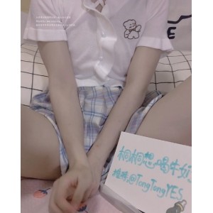 《桐桐想喝牛奶，作品四部：妹子苗条粉嫩，极品欣赏》