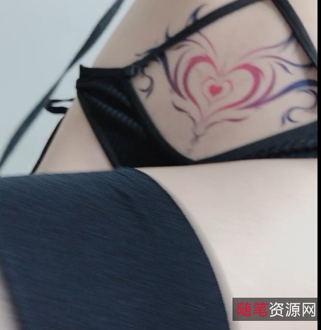 《美若天仙，妹子尤物山本优木，完美身材丰满大腿，穿着性感白色袜子愉悦欲罢不能》