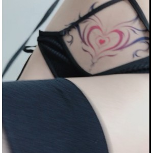 《美若天仙，妹子尤物山本优木，完美身材丰满大腿，穿着性感白色袜子愉悦欲罢不能》