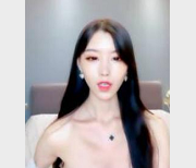 《{{网红名字}}激发活力：老阿姨vs凹凸魔鬼身材，颜值高轻熟女慰藉缺母爱》