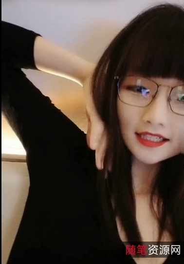 爱笑的眼镜妹：活力、欢快、可爱的元素，深刻的共鸣！