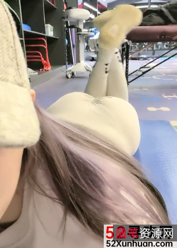 精选美女{{网红名字}}健身房重生：完美身材、抢眼表现、毅力锻炼的极致体验