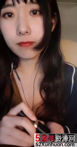 网红精灵鸽王精彩直播:神秘诱人真丝睡衣,摇摆丰韵,褪去衣裳,女人味肌肤!2V/1.10GB视频资源