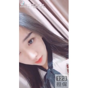 抖音网红“草莓少女”的39部自拍：宸荨樱桃级别的校花，秀色可餐的环形吊坠