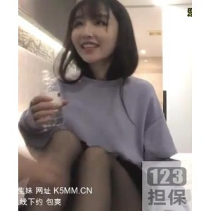 精选清纯妹子：甜美小酒窝JK黑丝，含情脉脉可爱欲罢不能