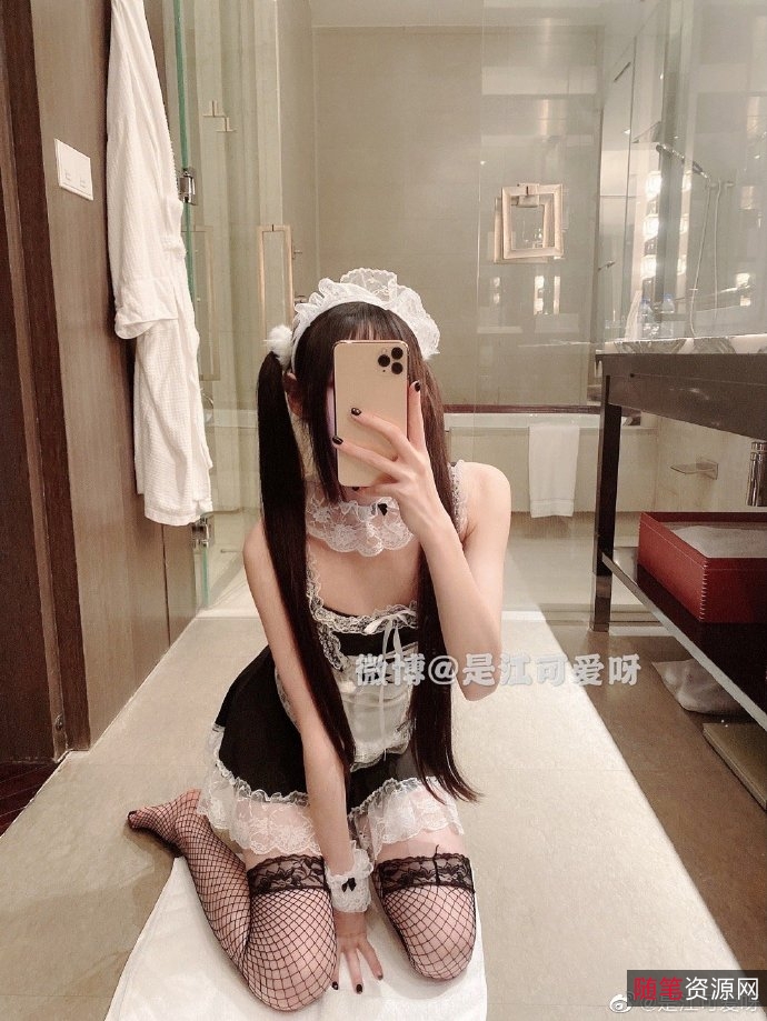 洛丽双马尾COS不良少女高端定制视频资源：微博网红抖音网红江可爱呀的反差美丽，41V黑旗袍私聊资源爆款！