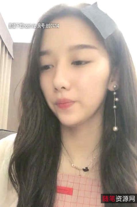 斗鱼网红星luck：拥有瓜子脸、大眼睛、经典美人脸、身材曼妙的网红