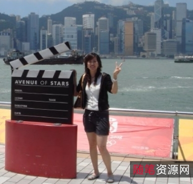 《开放妻子安妮：火辣身材、精致面容、自由展示美的故事》