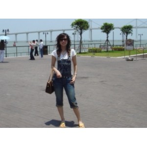 《开放妻子安妮：火辣身材、精致面容、自由展示美的故事》