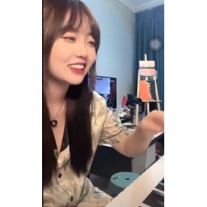 抖音快手疯狂妹子娜美第五弹视频：撕起前夫的好兄弟完美身材与清新气息的网红娜美