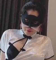 光“阴”妻子：控制，穿着旗袍黑丝袜，后推车内释特写