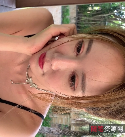 美女穿搭视频：低胸吊带、大罩杯紧身牛仔裤、美腿迷人