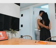 《麻豆VS外国妻子：给力团战，两个帅哥与一个洋妞的1V453M剧情绅士故事》