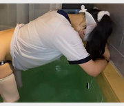 穿体C服玩耍的金猪，有钱人的浴池