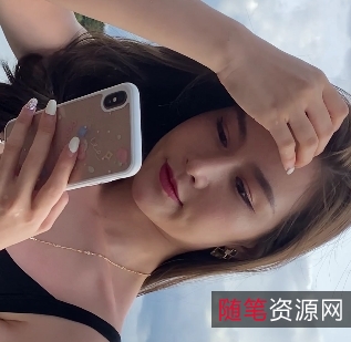 高挑长腿美女穿着紧身牛仔裤的视频