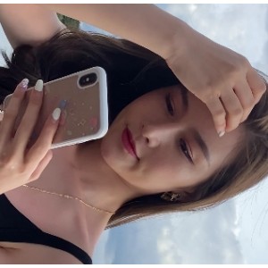 高挑长腿美女穿着紧身牛仔裤的视频