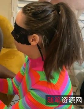 OnlyFans妻子带老黑回家,丈夫伺候手抓蛋服务