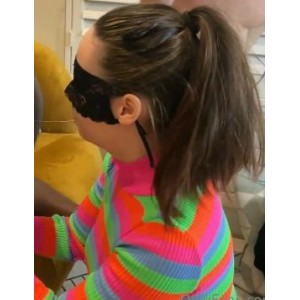 OnlyFans妻子带老黑回家，丈夫伺候手抓蛋服务