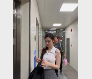 小逗逗地铁自拍1V-1.4G高清视频，时长19分钟，透视装惊艳展示