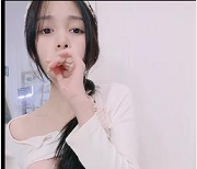 超人气新人福利姬自拍视频1V-3.3G，清新颜值身材诱人，洗手间黑丝惊艳表现