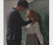 弯弯女生教室战斗，皇家华人1V-355M震撼上市