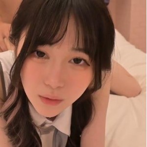 18岁新人希娜自拍视频，时长18分钟，加入FC2平台，姨妈桥段惊艳岛国