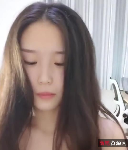 高颜值美眉自拍秀：50分钟时长素颜小妹怀旧之旅