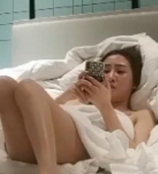 神似王鸥的高价边缘美女，拥有蜂腰翘臀和漂亮馒头长腿，性格温柔甜美。