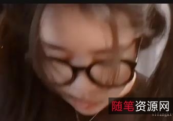 大眼镜学妹自拍视频曝光，黑丝眼镜妹露脸展现棒棒糖魅力，10分钟下载爆火来源