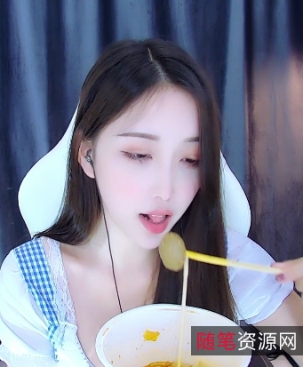 虎牙女主播林软软直播作品三部，妩媚身材丰满吃东西，高颜值魅力无限