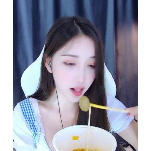 虎牙女主播林软软直播作品三部，妩媚身材丰满吃东西，高颜值魅力无限