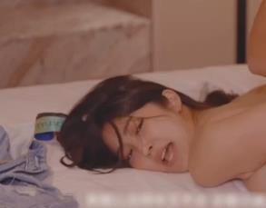 荡姐妹花共享棒子，S货老外合不拢嘴耳机观看