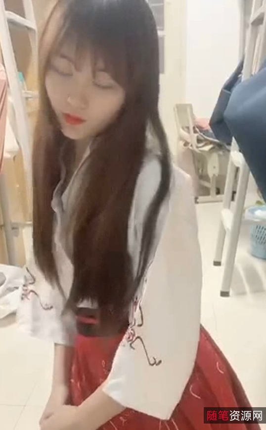 础。她的视频内容涵盖了各个领域，包括学习技巧、生活经验、美妆护肤等等，受到了广大网友的喜爱和追捧。如果你也想了解更多关于学习、生活和美妆的知识，不妨关注这位大四妹子，在她的视频中，你定会有所收获。