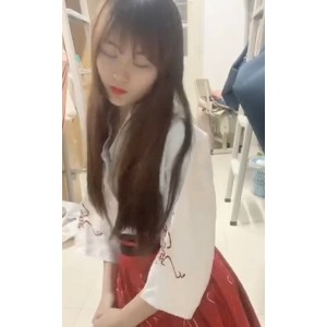 础。她的视频内容涵盖了各个领域，包括学习技巧、生活经验、美妆护肤等等，受到了广大网友的喜爱和追捧。如果你也想了解更多关于学习、生活和美妆的知识，不妨关注这位大四妹子，在她的视频中，你定会有所收获。