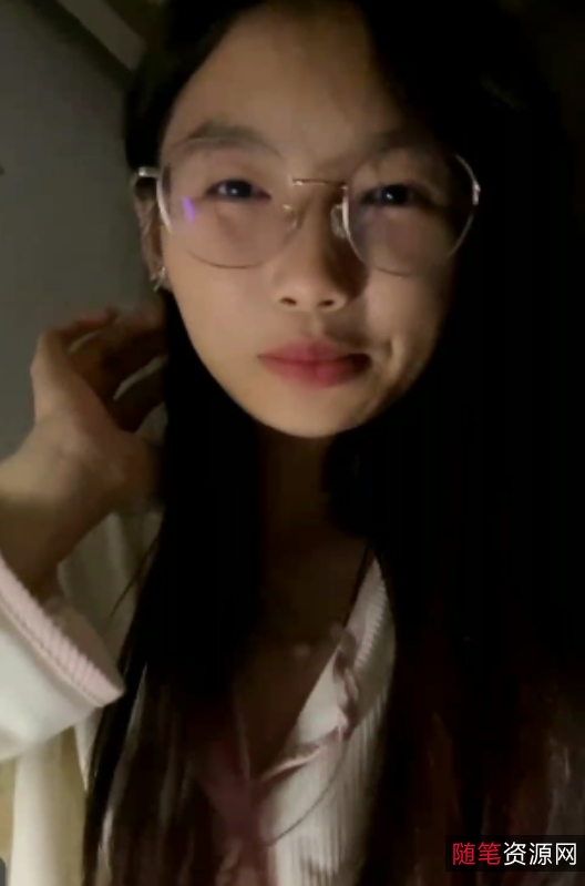 《眼镜学妹十四诗宿舍直播收藏大全：百度ED2K视频全收录》